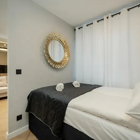 公寓 Black And Beige With Balcony And Parking In By Renters *