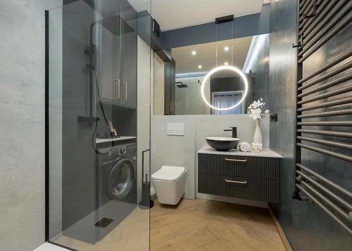 Black And Beige With Balcony And Parking In By Renters 아파트