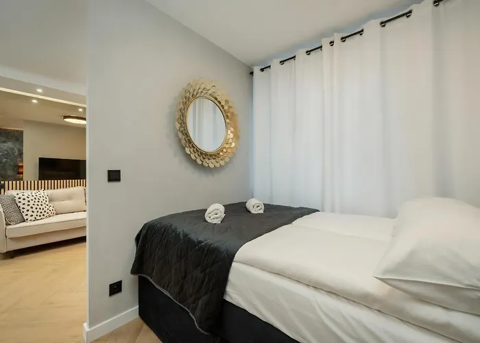 아파트 Black And Beige With Balcony And Parking In By Renters *