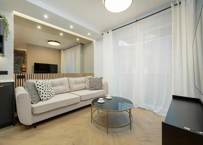 아파트 Black And Beige With Balcony And Parking In By Renters